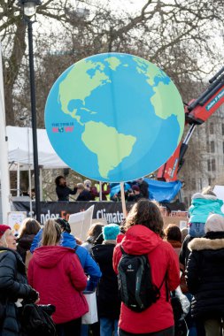 Londra, Birleşik Krallık, 8 Mart 2020: Care International 'ın ev sahipliğini yaptığı Kadınlar Yürüyüşü' ne insanlar katılıyor