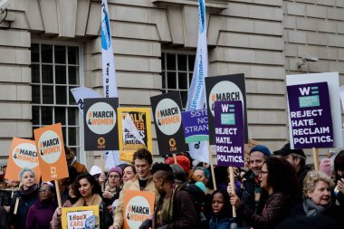 Londra, Birleşik Krallık, 8 Mart 2020, Care International 'ın ev sahipliğini yaptığı Mart. Bunlar yürüyüşçülerin tuttuğu işaretler.