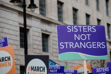 Londra, Birleşik Krallık, 8 Mart 2020, Care International 'ın ev sahipliğini yaptığı Mart. Bunlar yürüyüşçülerin tuttuğu işaretler.