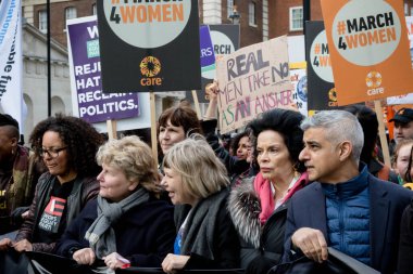 Londra, Birleşik Krallık, 8 Mart 2020, Care International 'ın ev sahipliğini yaptığı Mart. Resimli Londra Belediye Başkanı Sadiq Khan ve Yayıncı Sandi Toksvig