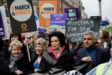Londra, Birleşik Krallık, 8 Mart 2020, Care International 'ın ev sahipliğini yaptığı Mart. Resimli Londra Belediye Başkanı Sadiq Khan ve Yayıncı Sandi Toksvig