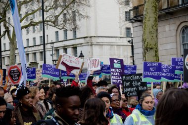 Londra, Birleşik Krallık, 8 Mart 2020: Care International 'ın ev sahipliğini yaptığı Kadınlar Yürüyüşü' ne insanlar katılıyor