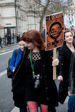 Londra, Birleşik Krallık, 8 Mart 2020: Care International 'ın ev sahipliğini yaptığı Kadınlar Yürüyüşü' ne insanlar katılıyor