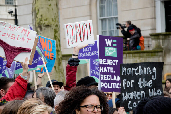 Лондон, Великобритания, 8 марта 2020: - Люди принимают участие в "Марше для женщин", организованном Care International
