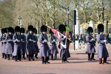 Londra, Birleşik Krallık, 8 Mart 2020 İngiliz Askerler Buckingham Sarayı yakınlarındaki alışveriş merkezine yürüdü.