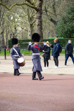 Londra, Birleşik Krallık, 8 Mart 2020 İngiliz Askerler Buckingham Sarayı yakınlarındaki alışveriş merkezine yürüdü.
