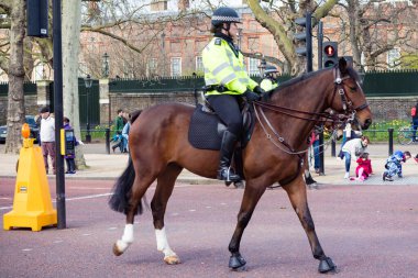 Londra, Birleşik Krallık, 8 Mart 2020 Buckingham Sarayı yakınlarındaki alışveriş merkezinde at üstünde bir polis memuru.
