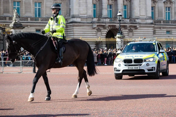 ロンドン イギリス 2020年3月8日 バッキンガム宮殿の外で乗馬や警察車両の警察官 — ストック写真