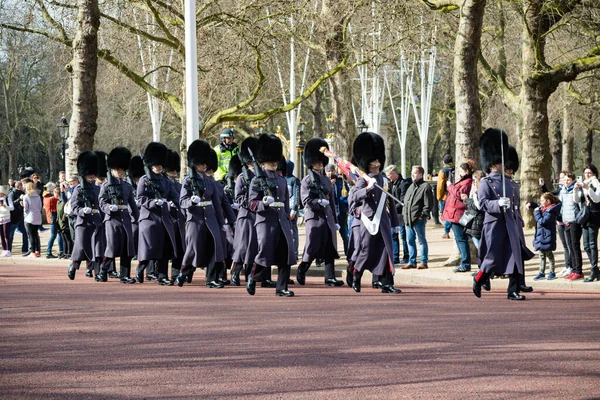 Londres Reino Unido Marzo 2020 Soldados Británicos Marchan Centro Comercial —  Fotos de Stock