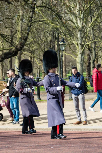 Λονδίνο Ηνωμένο Βασίλειο Μαρτίου 2020 British Soldiers March Mall Buckingham — Φωτογραφία Αρχείου