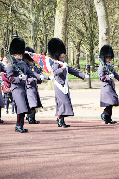 London March 2020 British Soldiers March Mall Buckingham Palace — стокове фото