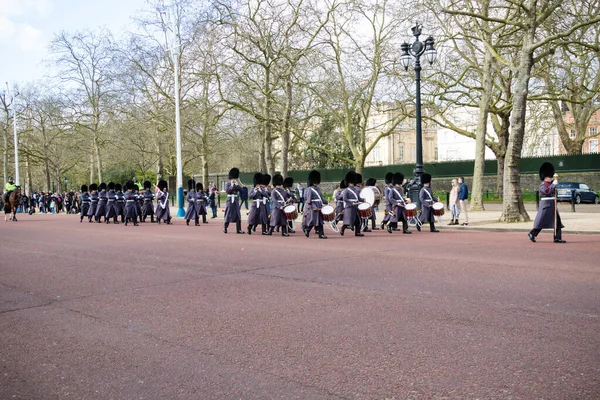Λονδίνο Ηνωμένο Βασίλειο Μαρτίου 2020 British Soldiers March Mall Buckingham — Φωτογραφία Αρχείου