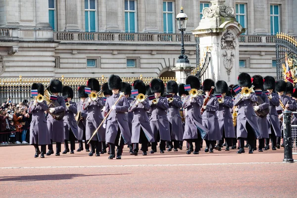 Londra, Birleşik Krallık, 8 Mart 2020 İngiliz Askerleri Buckingham Sarayı 'nın önünde yürüyorlar.