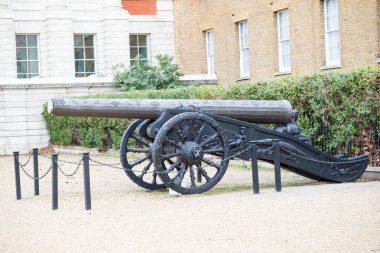 Londra, Birleşik Krallık, 8 Mart 2020: - At Muhafızları Geçidi 'nde sergilenen bir kanon