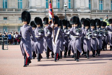 Londra, Birleşik Krallık, 8 Mart 2020 İngiliz Askerleri Buckingham Sarayı 'nın önünde yürüyorlar.