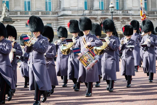 Londyn Wielka Brytania Marca 2020 Brytyjscy Żołnierze Maszerujący Poza Pałacem — Zdjęcie stockowe