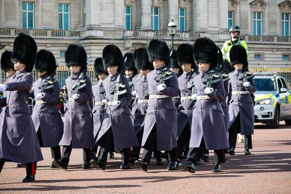 Londyn Wielka Brytania Marca 2020 Brytyjscy Żołnierze Maszerujący Poza Pałacem — Zdjęcie stockowe