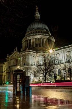 Londra, Birleşik Krallık, 8 Mart 2020: - St. Paul Katedrali, Londra 'da hava karardıktan sonra