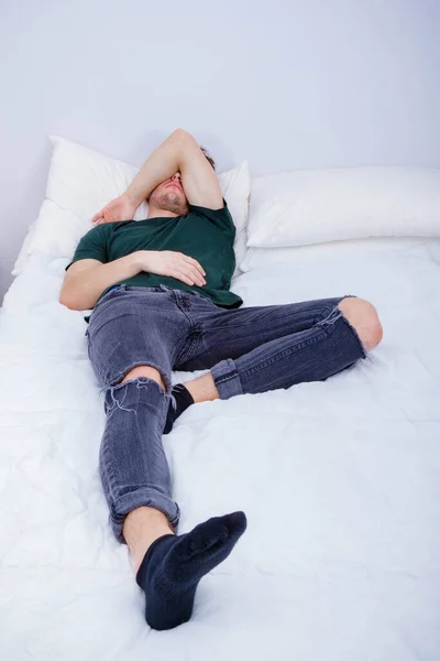 Jeune Homme Adulte Couché Sur Dos Dormant Dans Ses Vêtements — Photo