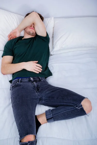 Молодий Дорослий Чоловік Лежить Спині Спить Своєму Одязі Ліжку — стокове фото