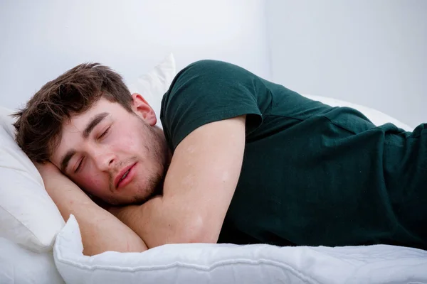 Seorang Pria Dewasa Muda Tidur Dalam Pakaiannya Atas Tempat Tidur — Stok Foto