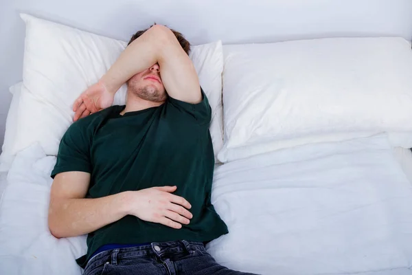 Seorang Pria Dewasa Berbaring Punggungnya Tidur Pakaiannya Tempat Tidur — Stok Foto