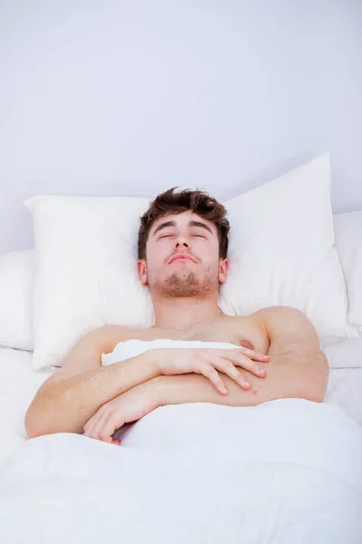 Ung Vuxen Man Sover Säng Naken Bröstet — Stockfoto