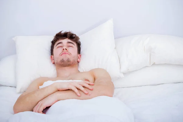 Seorang Pria Dewasa Muda Tidur Tempat Tidur Telanjang — Stok Foto
