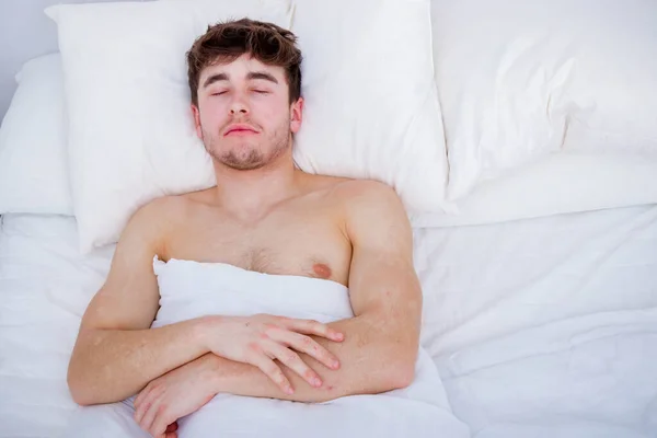 Молодий Дорослий Чоловік Спить Ліжку Голі Груди — стокове фото