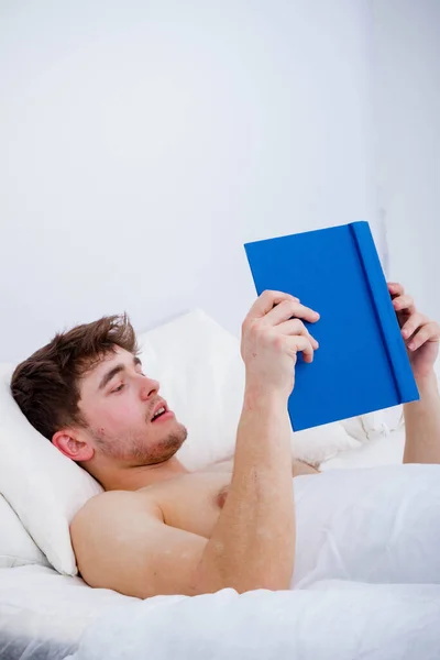 Молодий Дорослий Чоловік Голі Груди Ліжку Читаючи Книгу — стокове фото