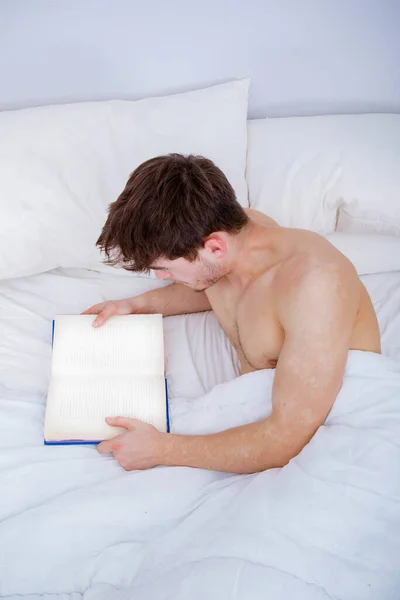 Jovem Adulto Sem Peitos Cama Lendo Livro — Fotografia de Stock