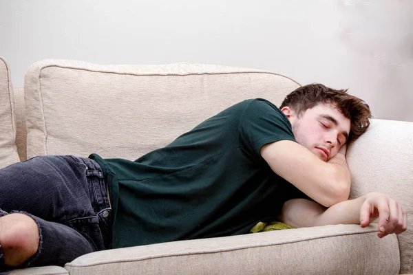 Seorang Pria Dewasa Muda Tidur Sofa — Stok Foto