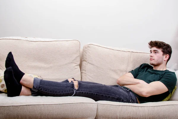 Tatjana Young auf dem Sofa durch genagelt Tatjana Young auf dem Sofa durch genagelt