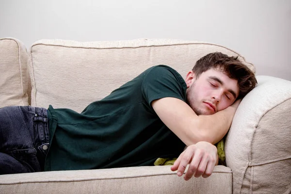 Jovem Adulto Dormindo Sofá — Fotografia de Stock