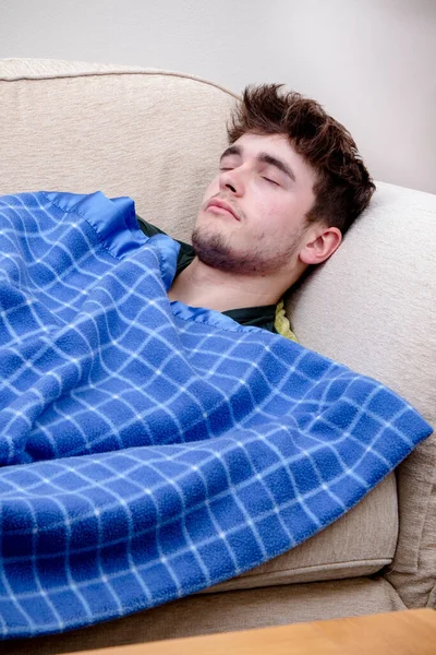 Jovem Adulto Dormindo Sofá Com Cobertor — Fotografia de Stock