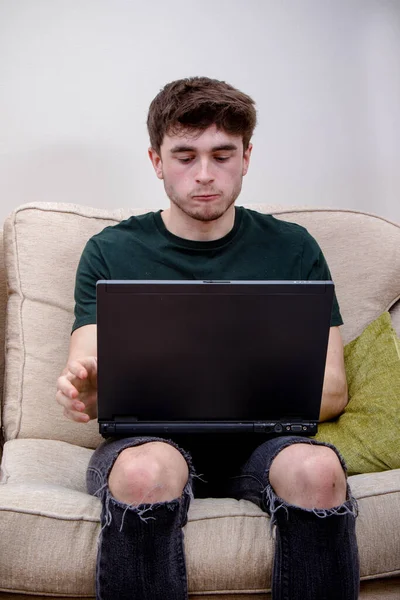 Jovem Adulto Sofá Usando Computador Portátil — Fotografia de Stock
