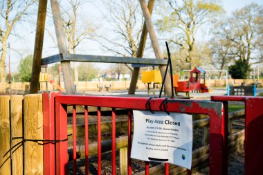 Sandhurst, Birleşik Krallık, 9 Nisan 2020: - Covid-19 salgını nedeniyle İngiliz hükümetinin tavsiyesi üzerine bir oyun parkının kapatılmasını açıklayan işaretler