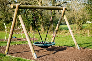 Sandhurst, Birleşik Krallık, 9 Nisan 2020 Covid-19 salgını sırasında kapalı bir oyun parkında çocukların oyun ekipmanlarını bantlamış.