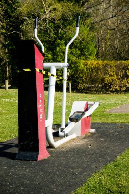 Yateley, Birleşik Krallık, 9 Nisan 2020: Covid-19 salgını sırasında kamuya açık egzersiz ekipmanları bantlandı