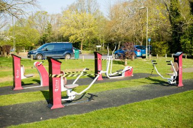 Yateley, Birleşik Krallık, 9 Nisan 2020: Covid-19 salgını sırasında kamuya açık egzersiz ekipmanları bantlandı