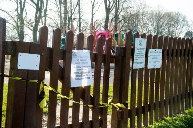 Yateley, Birleşik Krallık, 9 Nisan 2020: - Covid-19 salgını nedeniyle İngiliz Hükümeti 'nin tavsiyesi üzerine çocuk oyuncakları bantlandı