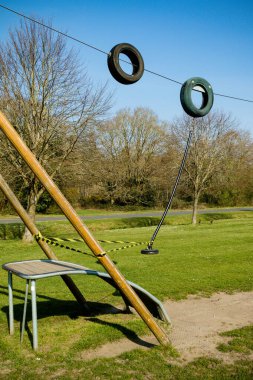 Yateley, Birleşik Krallık, 9 Nisan 2020: - Covid-19 salgını nedeniyle İngiliz Hükümeti 'nin tavsiyesi üzerine çocuk oyuncakları bantlandı