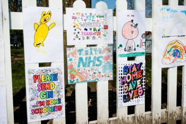 Camberley; Birleşik Krallık, 9 Nisan 2020: Covid-19 salgını sırasında NHS 'ye teşekkür eden işaretler