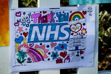 Camberley; Birleşik Krallık, 9 Nisan 2020: Covid-19 salgını sırasında NHS 'ye teşekkür eden işaretler
