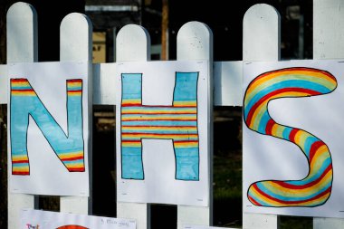 Camberley; Birleşik Krallık, 9 Nisan 2020: Covid-19 salgını sırasında NHS 'ye teşekkür eden işaretler