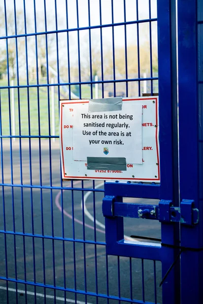 2020年4月9日英国サンドハースト コヴィト19号事件による英国政府からの助言に関する遊園地の閉鎖を説明するサイン — ストック写真