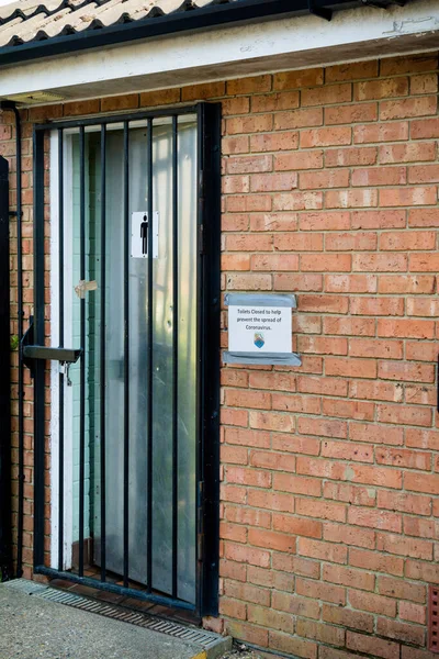 联合王国桑赫斯特 2020年4月9日 根据英国政府对Covid 19型流感爆发的建议 有迹象说明为何关闭了一个阴毛厕所 — 图库照片