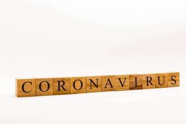 Coronavirus kavramı Coronavirus 'un beyaz arkaplanındaki tahta blokları gösteriyor