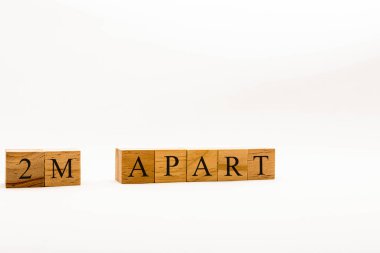 Coronavirus kavramı beyaz arkaplan üzerinde tahta blokları 2M aralığında gösterir