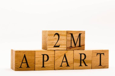 Coronavirus kavramı beyaz arkaplan üzerinde tahta blokları 2M aralığında gösterir